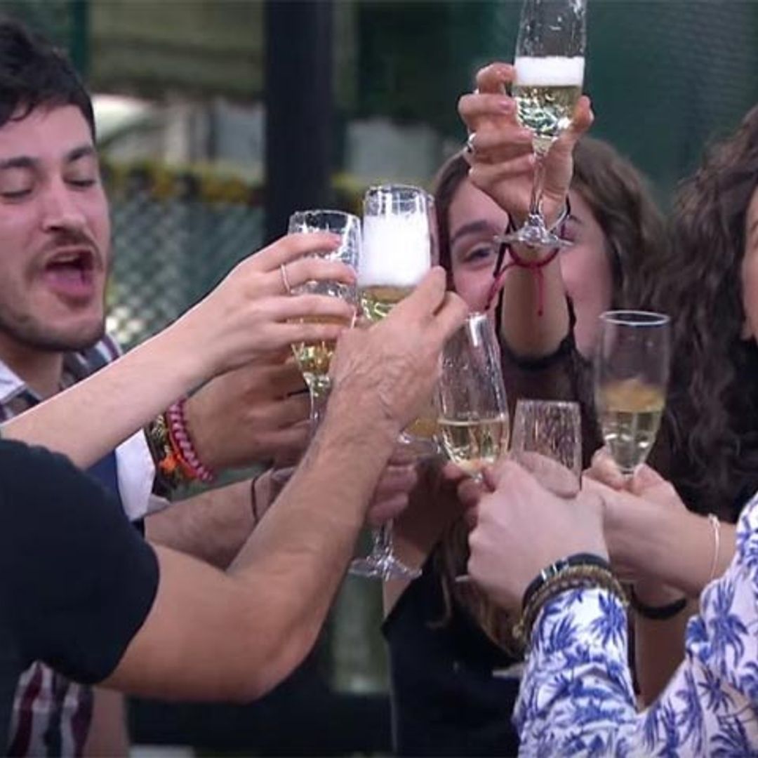 Un beso, lágrimas de emoción y mucha música, así ha despedido OT el año de su triunfo