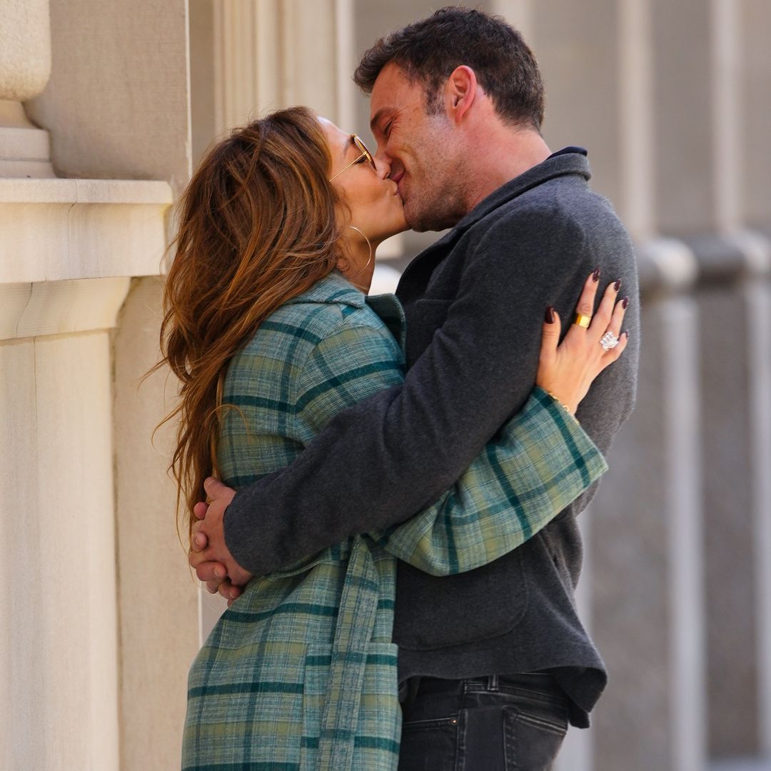 Jennifer Lopez y Ben Affleck besándose en la calle en Nueva York