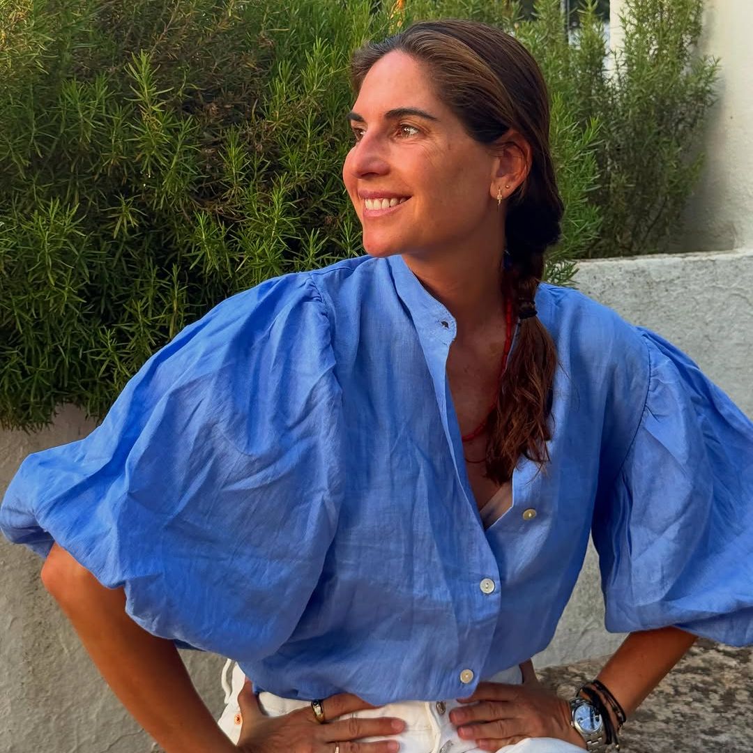 Faldas midi, blusas con mangas especiales y otros básicos de Lourdes Montes para ser la mejor vestida cuando llega el calor