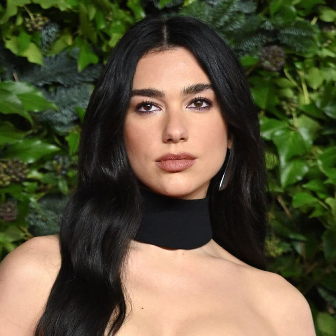 El impresionante traje 'made in Paris' de Dua Lipa con el que ha olvidado llevar joyas