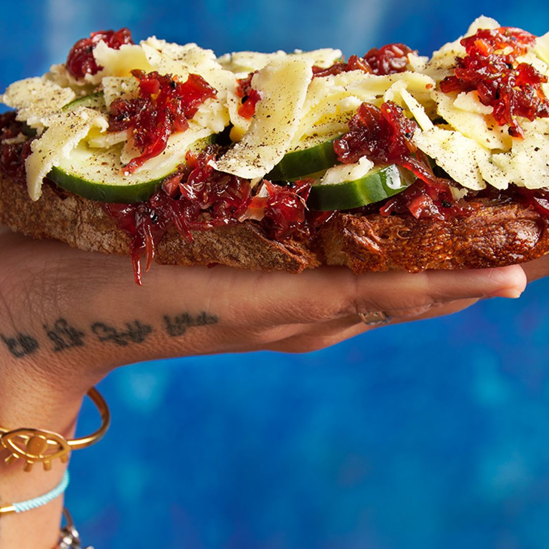 Sándwich abierto de queso, 'chutney' de remolacha y pepino