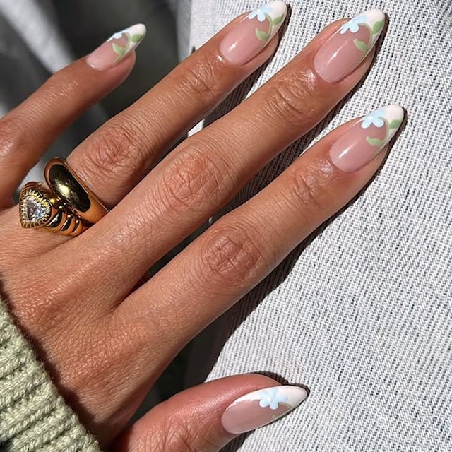 Manicura francesa de Melanie Graves con flores 