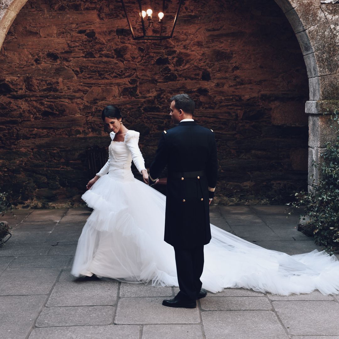 Marina, la novia del vestido convertible y sobrefalda de 50 metros de tul para su boda en un pazo de Coruña