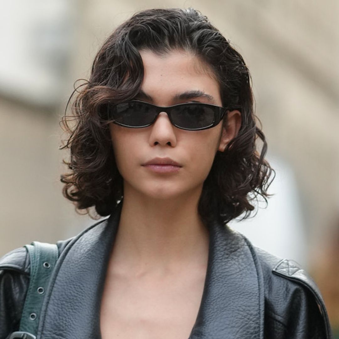 Invitada a la Semana de la Moda de París con total look negro y pelo rizado