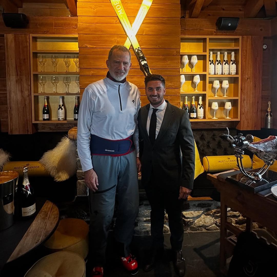 Te contamos todos los detalles del plan del rey Felipe en Baqueira: jamón ibérico en el 'lounge' de moda