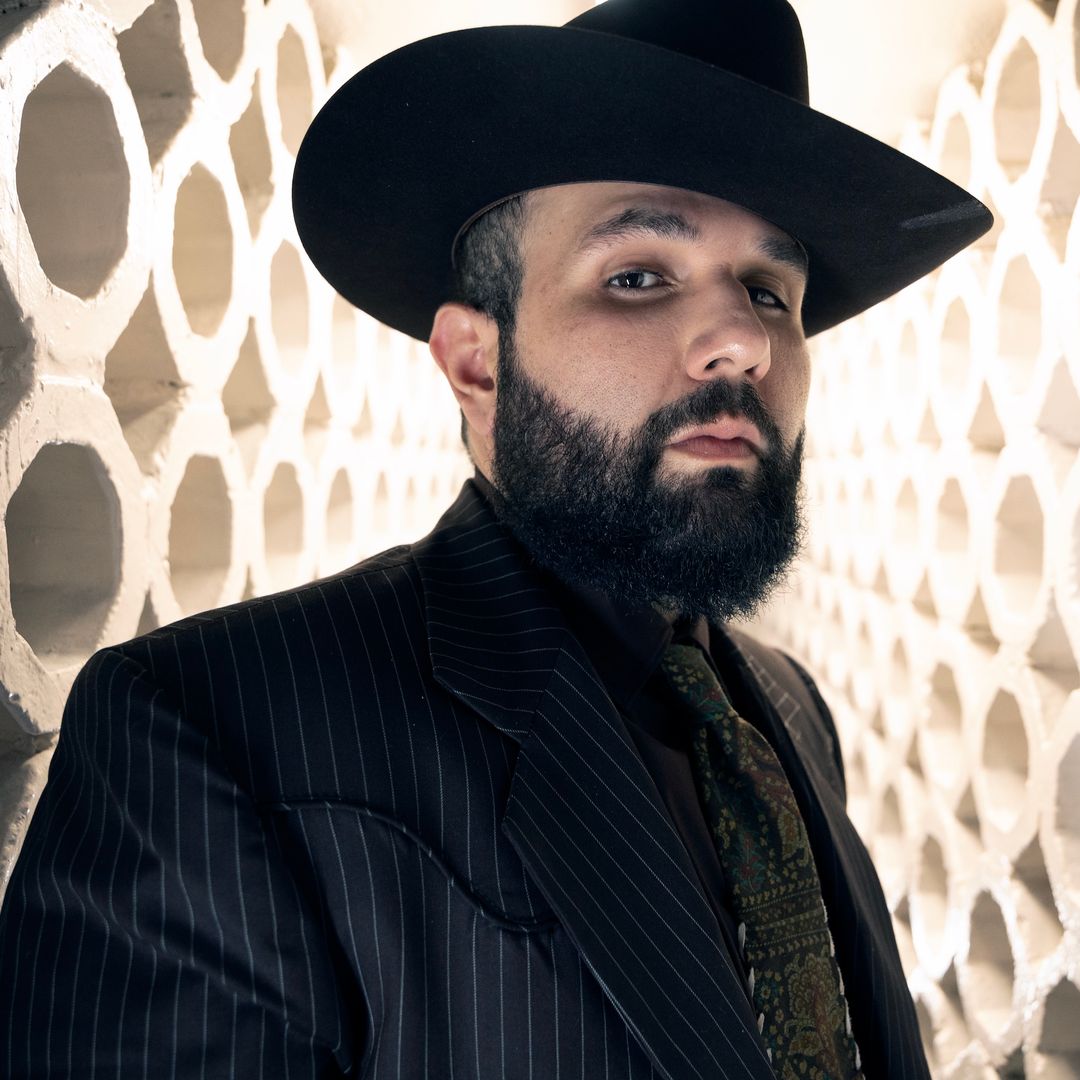 Carín León estena 'Muda', y Christian Nodal lanza 'Miel con Licor'