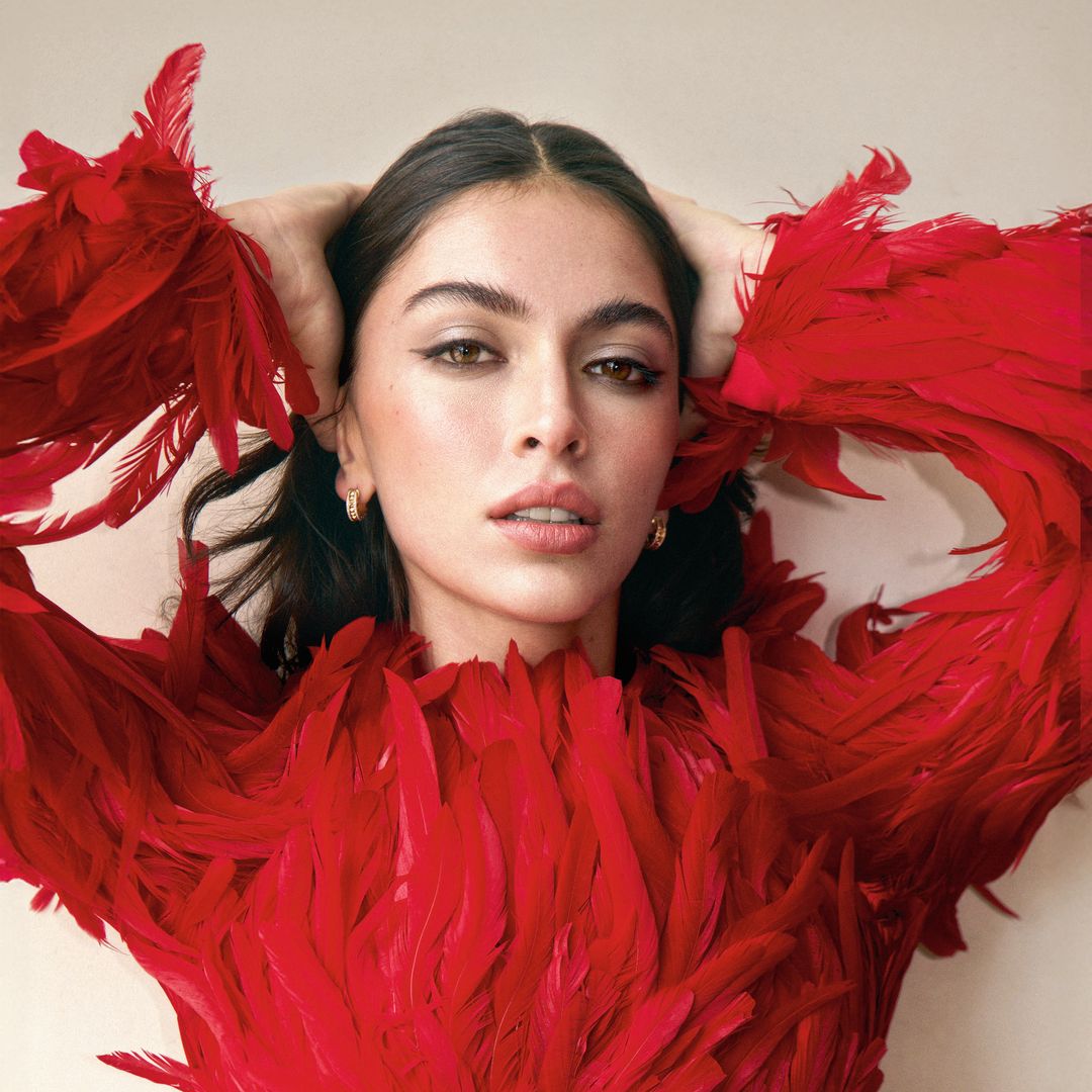 Lucía Rivera con total look de plumas rojas