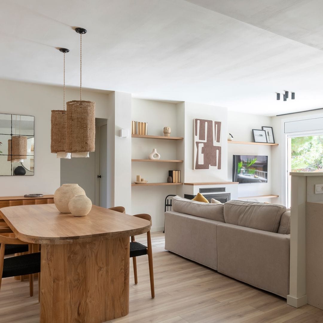 La reforma integral de un apartamento de 100 m² en la costa catalana: así se transformó en un espacio luminoso, cómodo y funcional