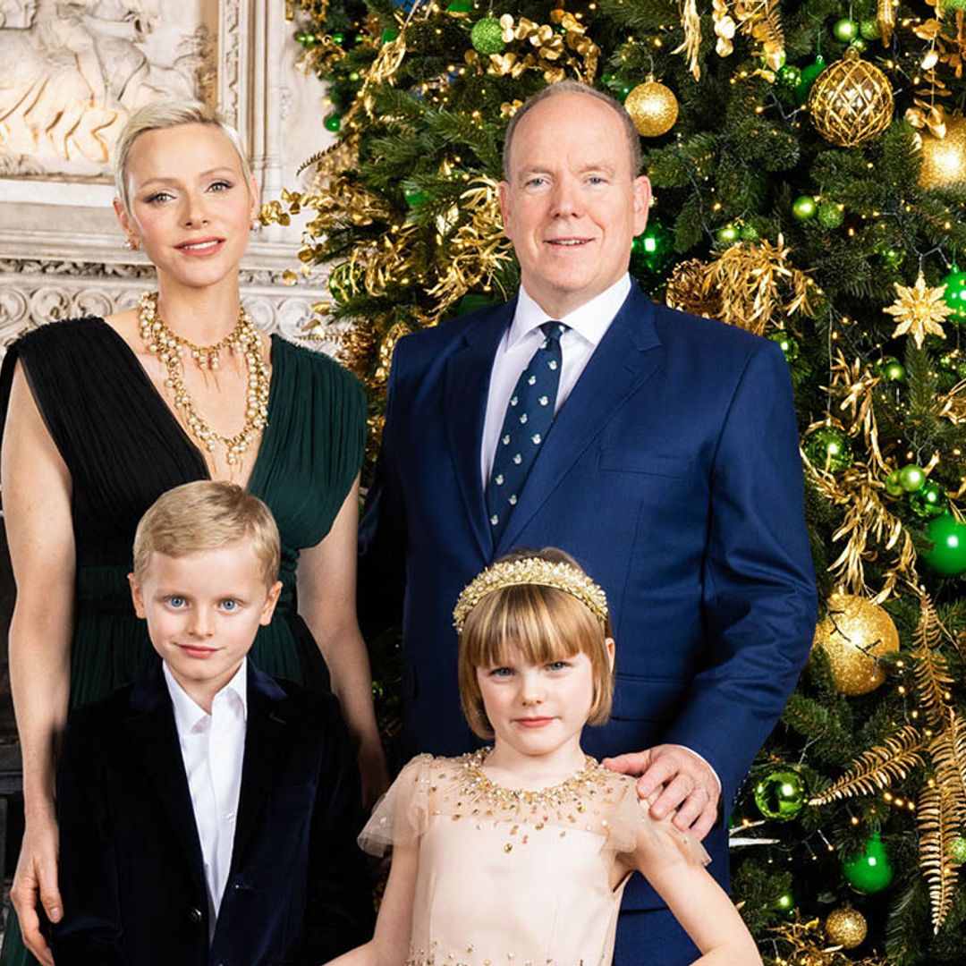 Alberto y Charlene de Mónaco posan junto a sus dos hijos en el espectacular christmas del Principado