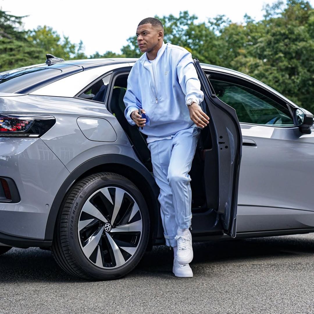 Kylian Mbappé estrena carnet de conducir: estos son sus espectaculares cochazos de lujo en los que paseará a Ester Expósito