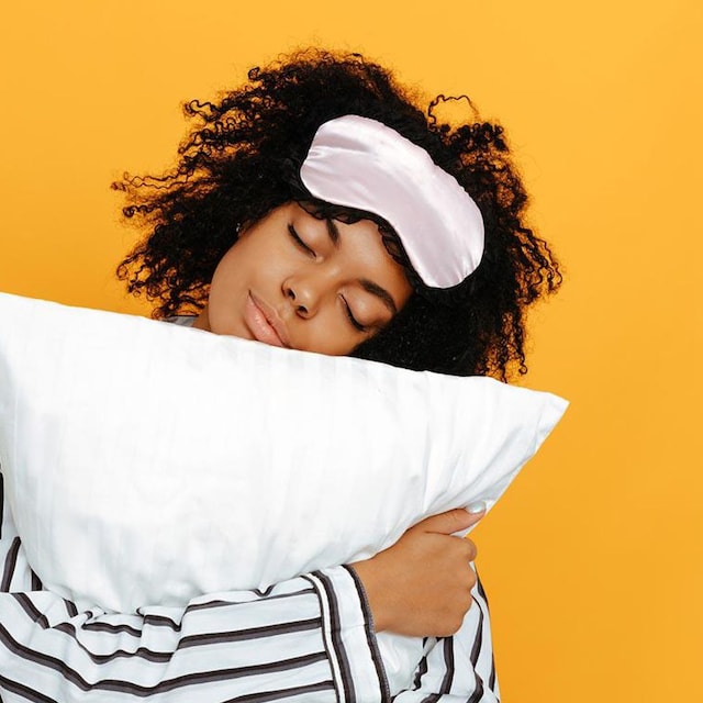 chica morena con almohada