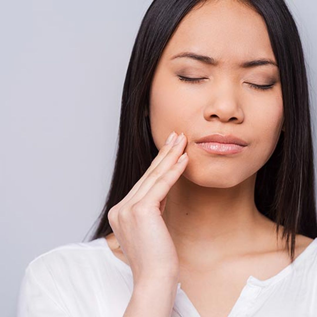 Si te despiertas con dolor de cabeza puede ser porque tus dientes rechinan de noche