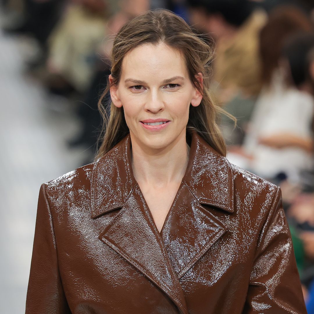 Hilary Swank reacciona a las duras críticas que recibió tras anunciar su embarazo a los 52 años