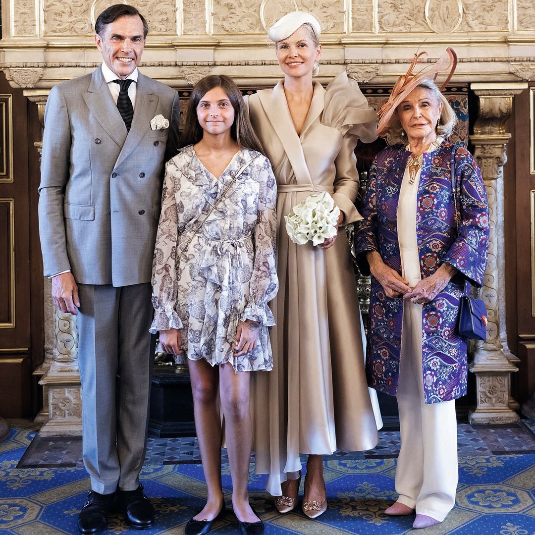 El día de su boda, acompañados de Isabelle, la hija de Carlos Felipe, y la princesa Beatriz de Orleans, madre del contrayente
