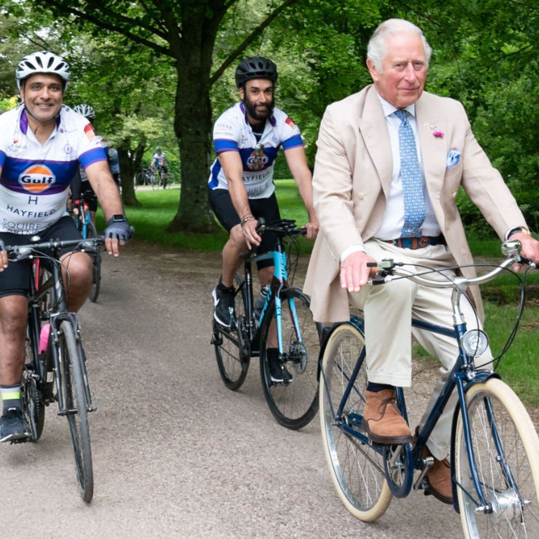 El simpático encuentro de Carlos III con un grupo de ciclistas durante uno de sus paseos en Balmoral