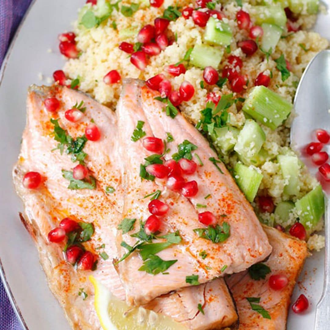 Salmón al horno con ensalada de cuscús, pepino y granada