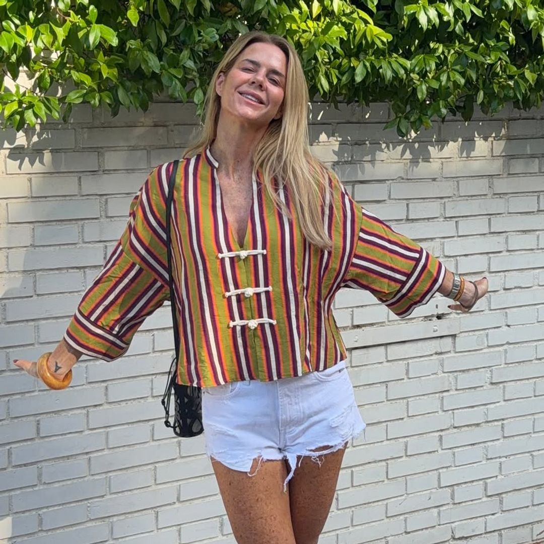 La nueva camisa de rayas de Amelia Bono se ve elegante hasta con 'shorts' muy cortos y sandalias planas