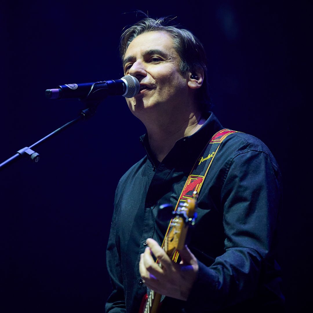 Fernando López cantando junto a la guitarra