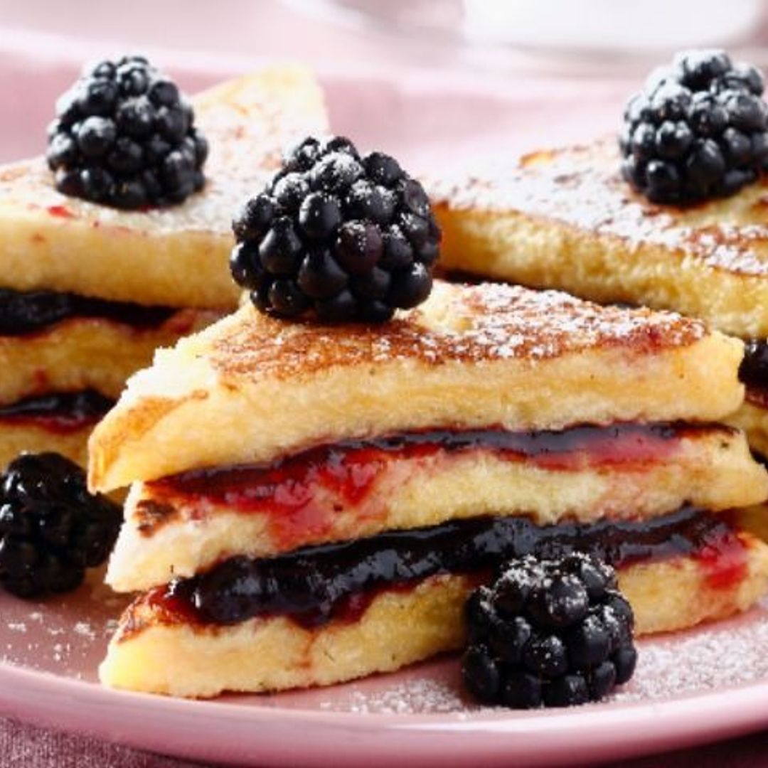 Torrijas rellenas de mermelada de moras