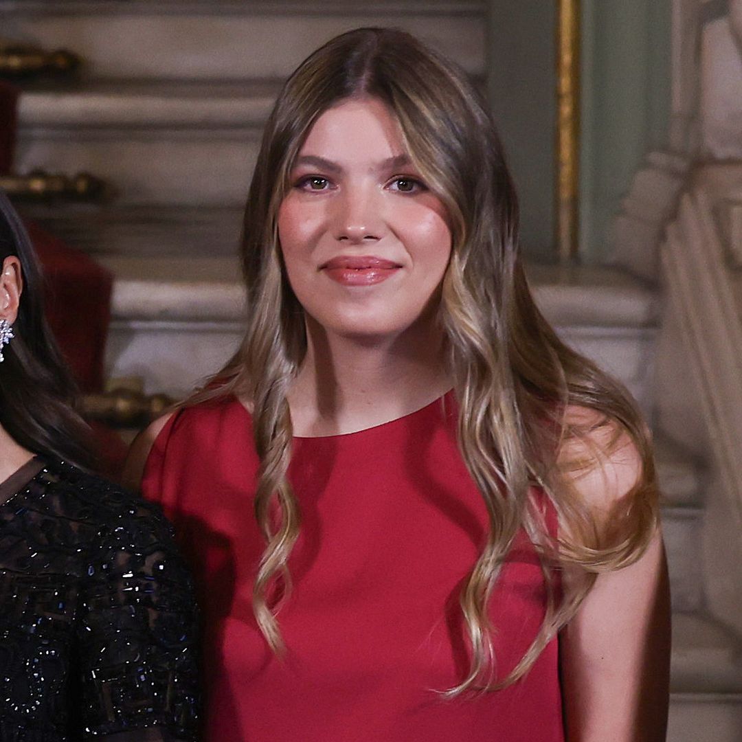 La infanta Sofía, muy guapa con ondas, rompe sus propias normas de estilo en Barcelona con un conjunto frambuesa y brillante brazalete catalán