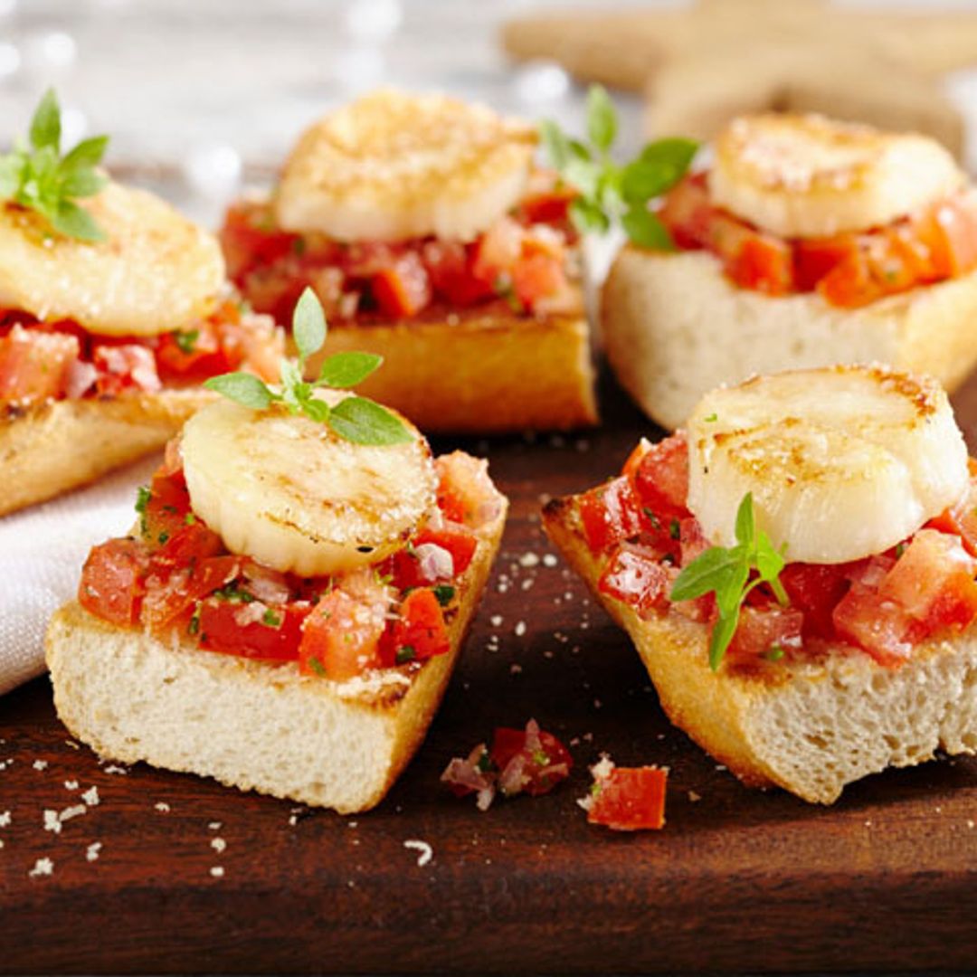 'Bruschetta' de tartar de tomate y vieiras a la plancha
