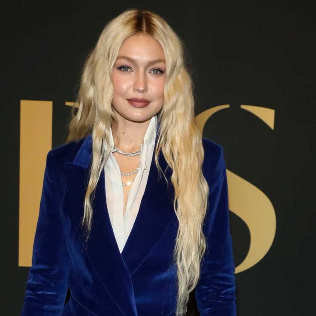 Gigi Hadid adelanta la tendencia de invitada más elegante del próximo invierno: el traje de terciopelo