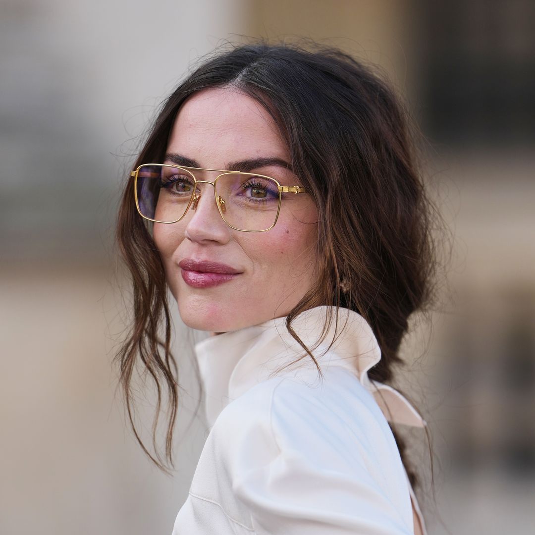 Ana de Armas nos enseña a llevar faldas midi con botas altas para el 'look' más elegante del otoño 2026