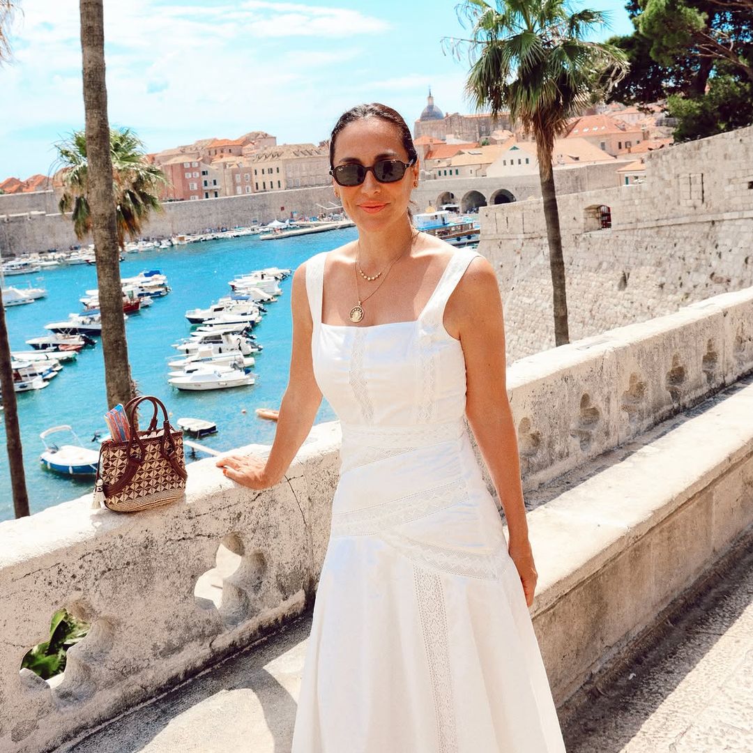 Tamara Falcó recorre el Mediterráneo con Iñigo Onieva luciendo el vestido blanco más elegante y fresquito del verano