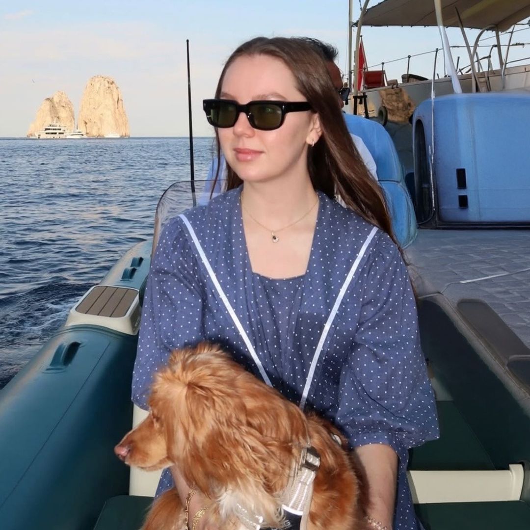 Alexandra de Hannover recupera la elegancia de Grace Kelly en Capri: vestidos marineros, camisas blancas y los looks perfectos para un verano italiano