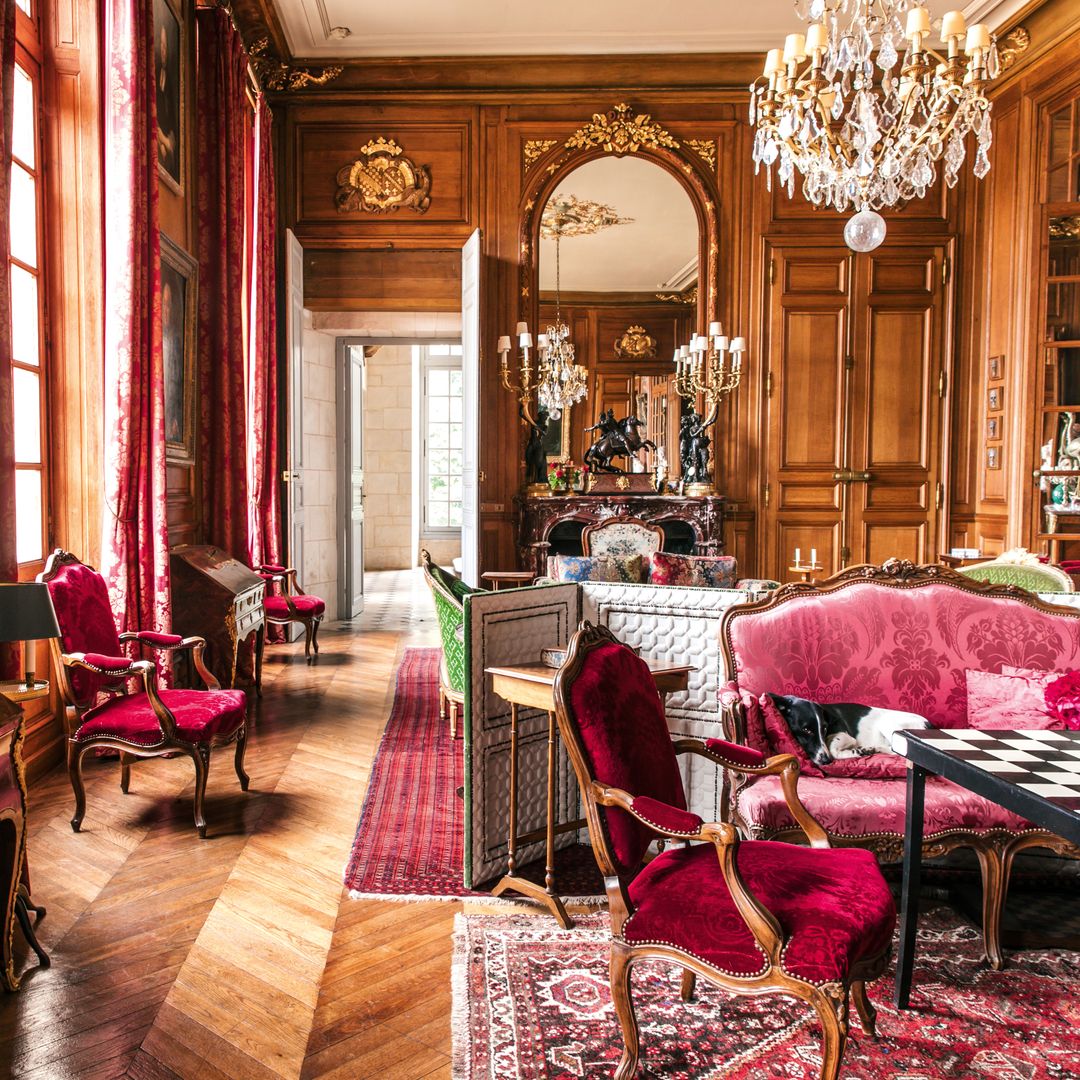 Uno de los muchos salones del "château": el llamado salón verde y rojo, revestido con "boiserie" de roble que aporta una calidez atempora