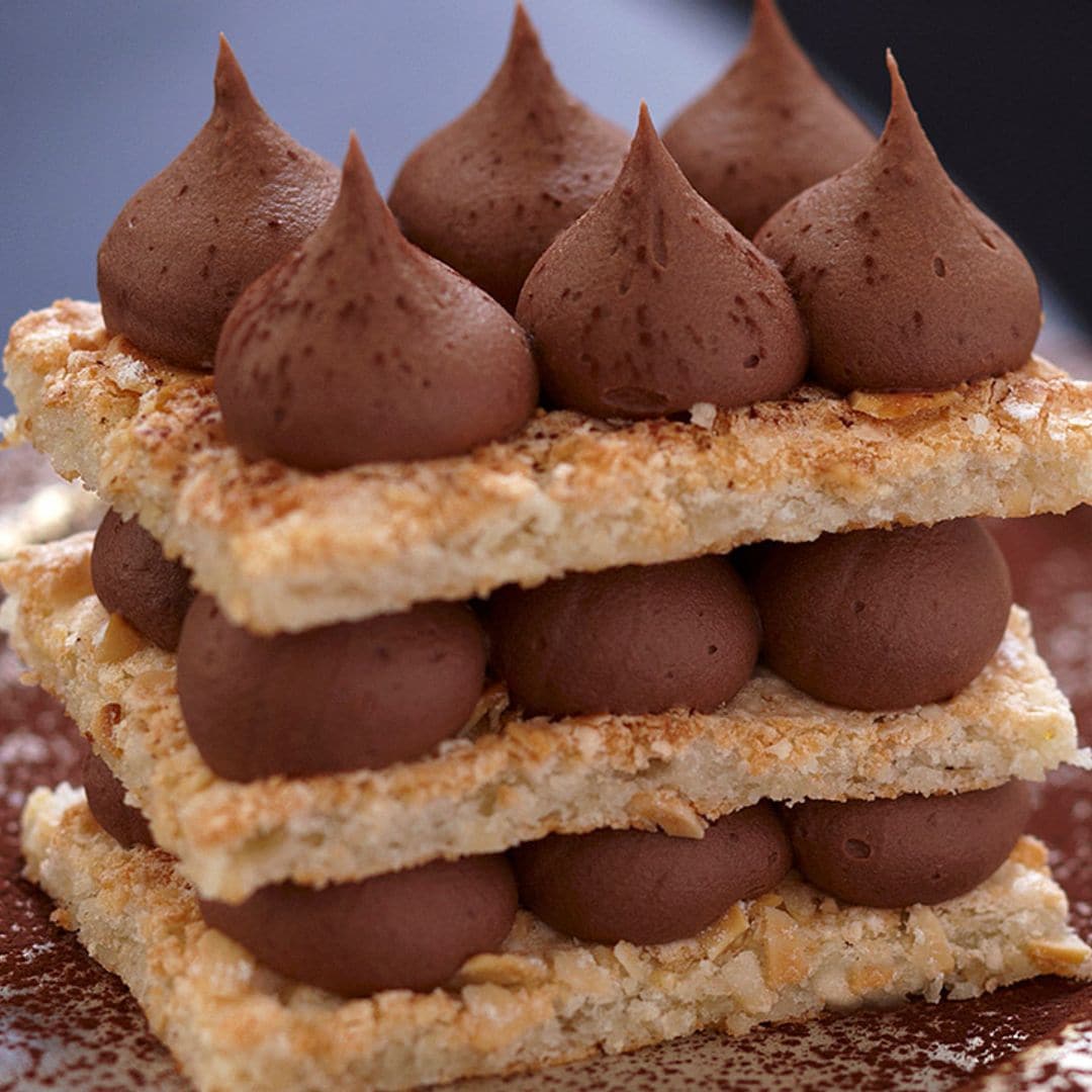 Milhojas de 'dacquoise' con 'ganache' de chocolate