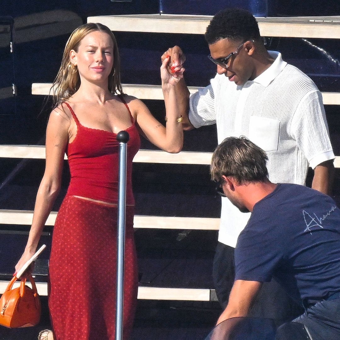Ester Expósito y Kylian Mbappé abandonando el yate mientras ponen rumbo a una cita
