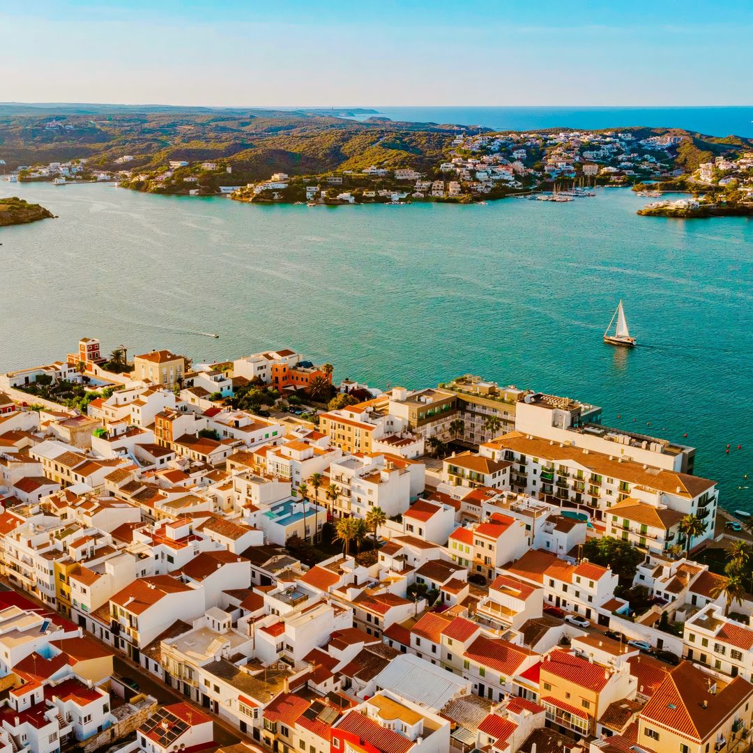 Vista aérea de la localidad de Es Castell en Menorca.
