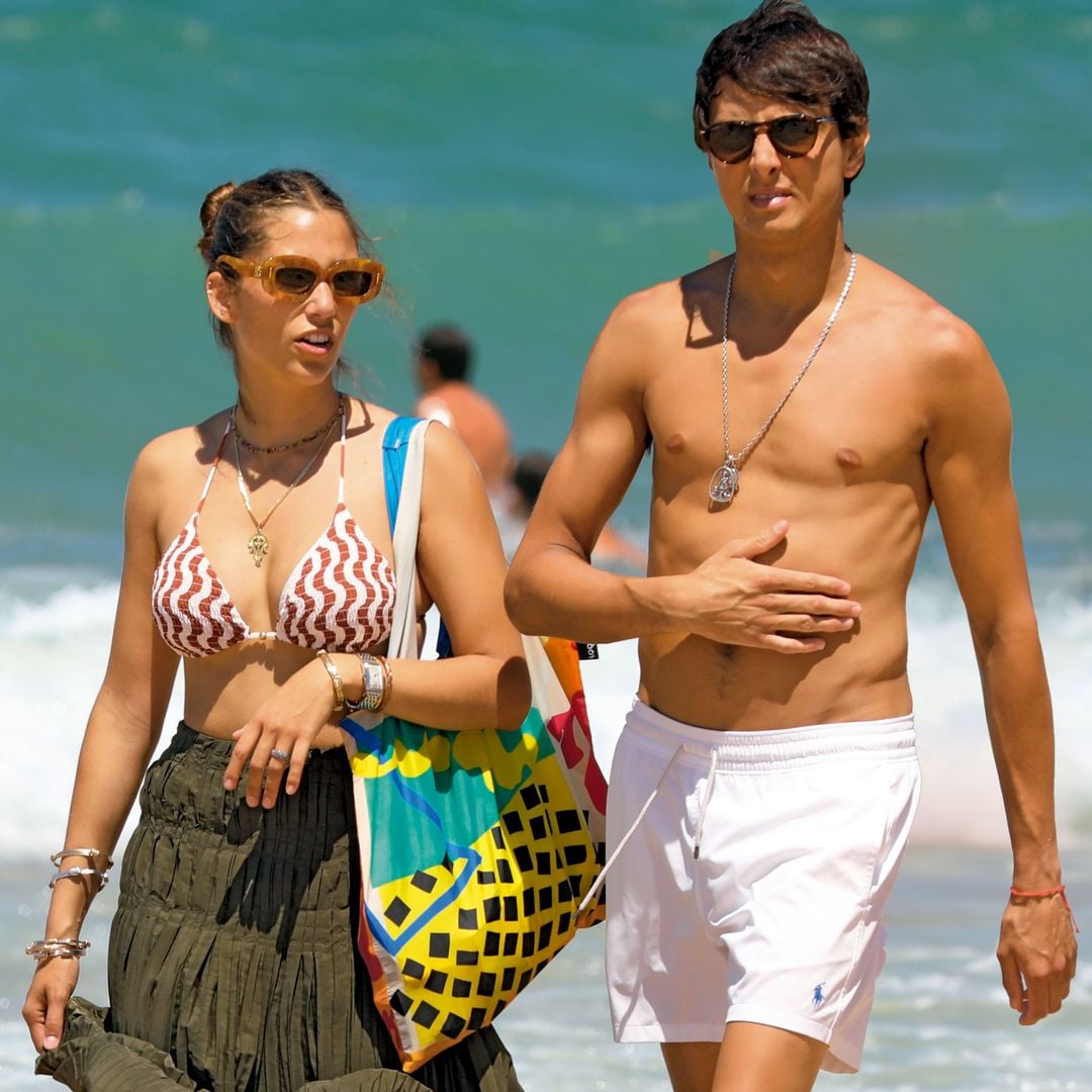 Roca Rey y el amor: las fotos de su romántica escapada a la playa con su novia Marina Díaz en Cádiz