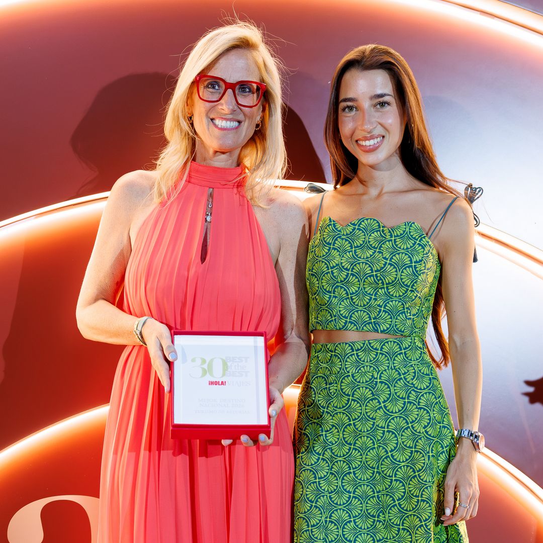 María Monfort entrega el galardón a Lara Martinez. Viceconsejera de Turismo del Principado de Asturias