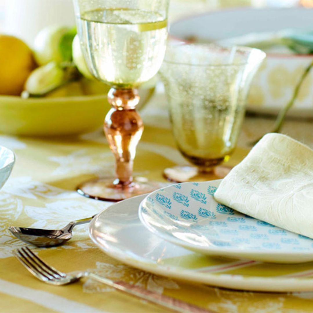 Cubiertos y ensaladeras de lujo: la decoración veraniega para mesas con personalidad
