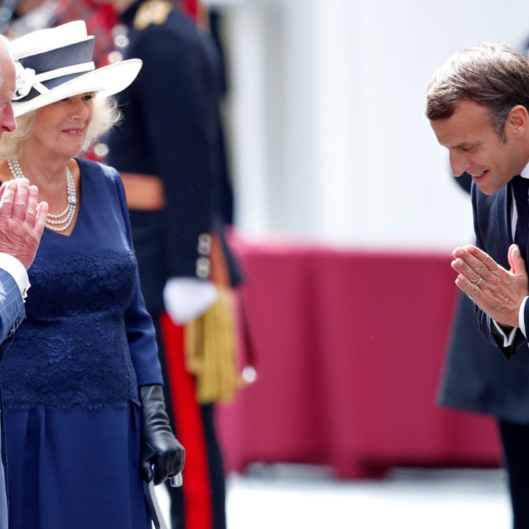 Carlos de Inglaterra y Emmanuel Macron, un encuentro marcado por una notable ausencia y muchos 'namasté'