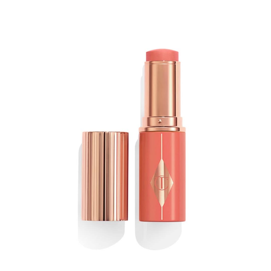 Unreal Blush Healthy Glow Stick en el tono Peachy Glow, de Charlotte Tilbury (40 euros), un colorete en barra disponible en 6 colores y formulado con pigmentos nacarados que mapean la luz, emolientes que retexturizan la piel y su combinación de CollageneerTM y ácido hialurónico que mantienen la hidratación hasta 24 horas. 