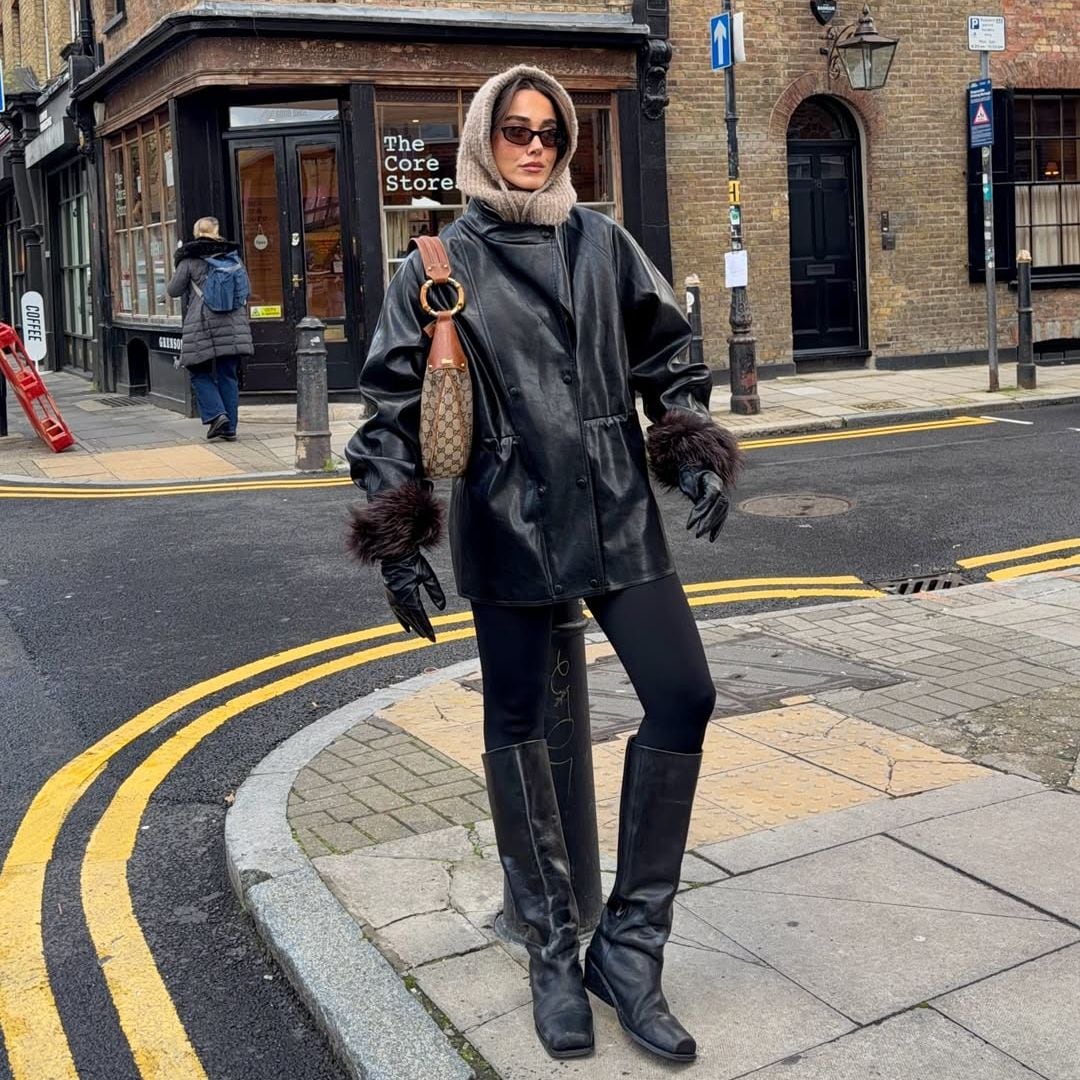 Look con gabardina y balaclava