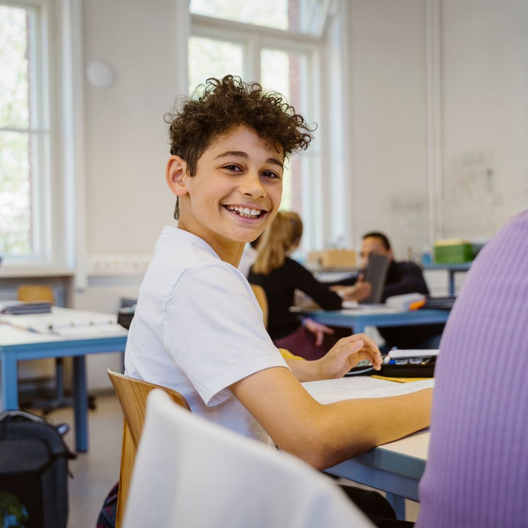 Adolescente motivado en clase