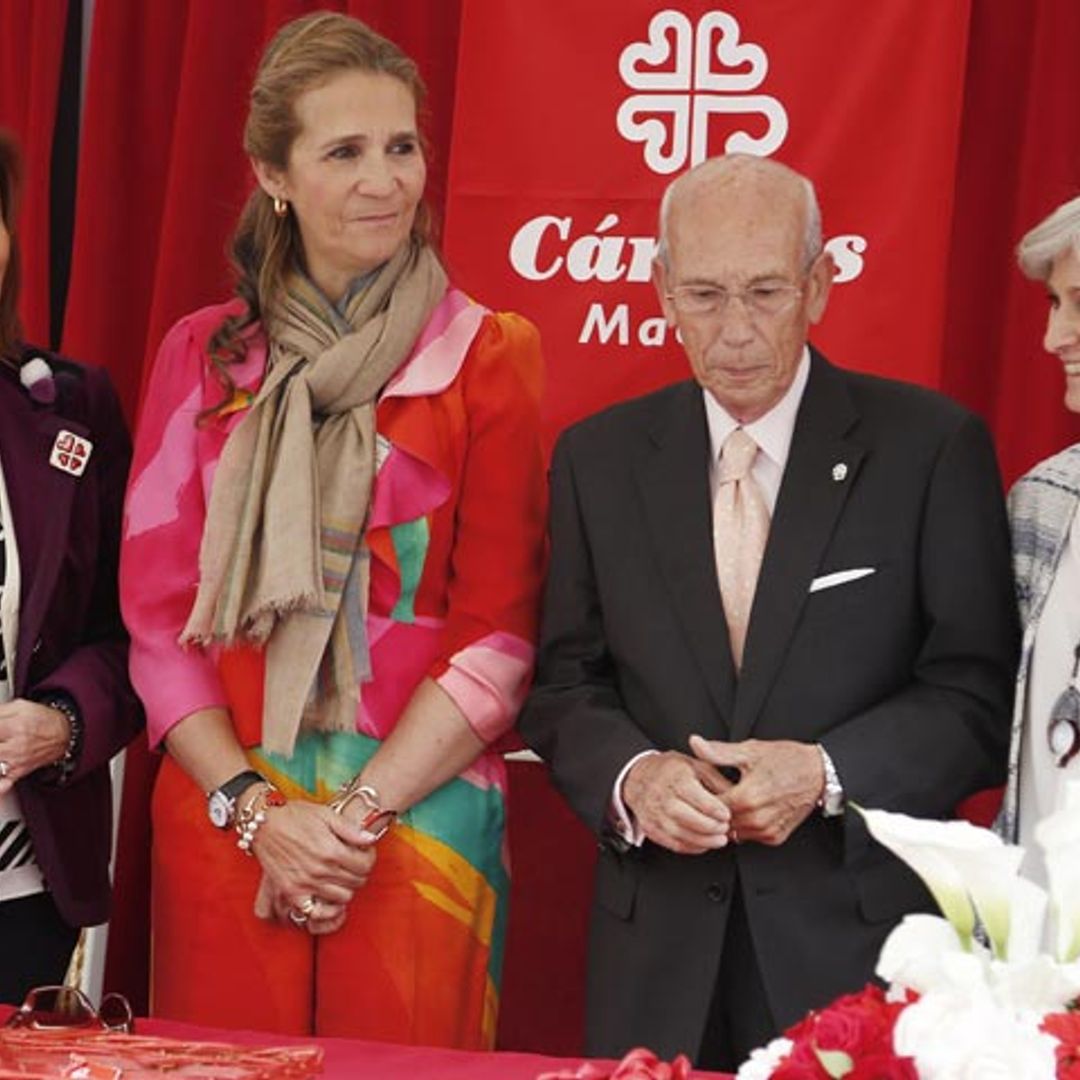 La infanta Elena le pone color a un día cargado de significado