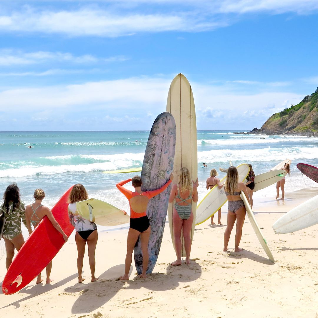 Surfistas durante el Byron Bay Surf Festival de Wategos Beach, Byron Bay, Nueva Gales del Sur, Australia