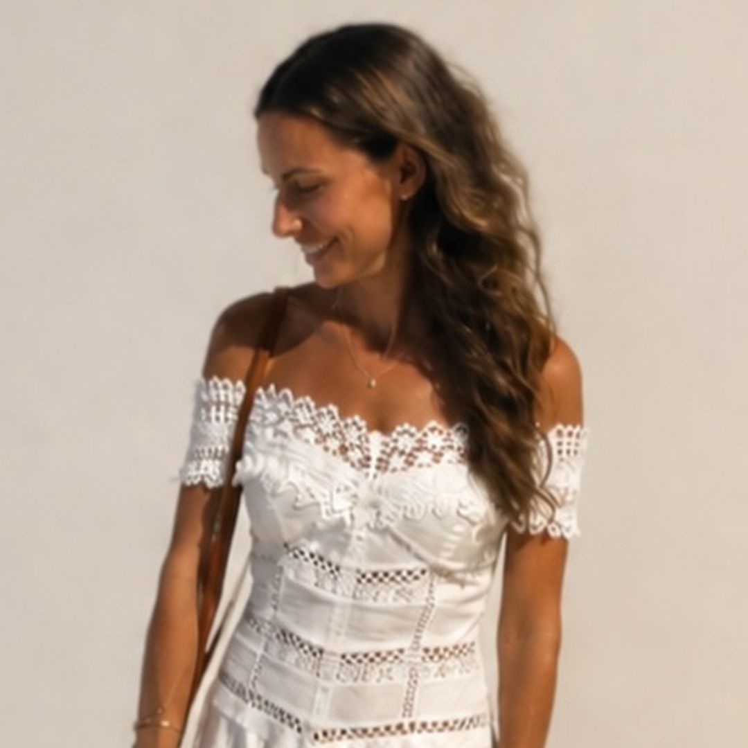 Ana Boyer, espléndida con vestido blanco y muy bronceada tras el primer verano con su hija, sale de cena con Tamara Falcó y sus "personas vitamina"