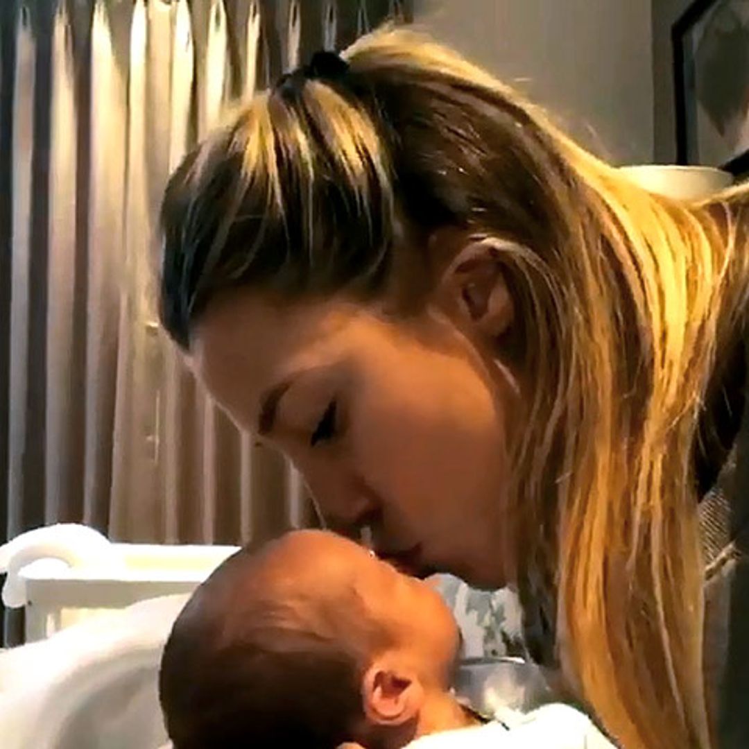 Alice Campello se come a besos a uno de sus mellizos