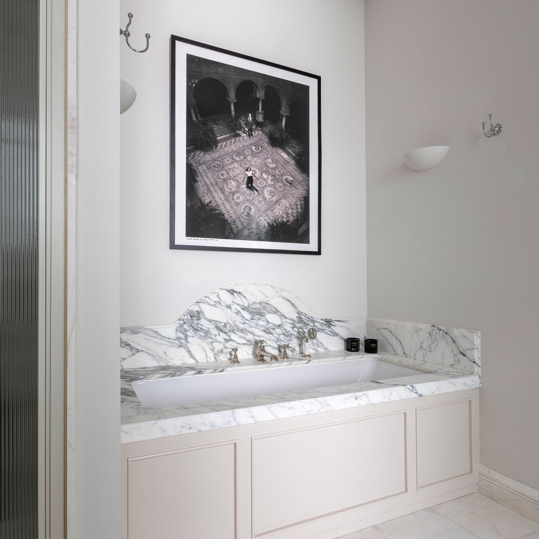 El arte conquista el baño: ideas para decorar con cuadros, láminas y esculturas