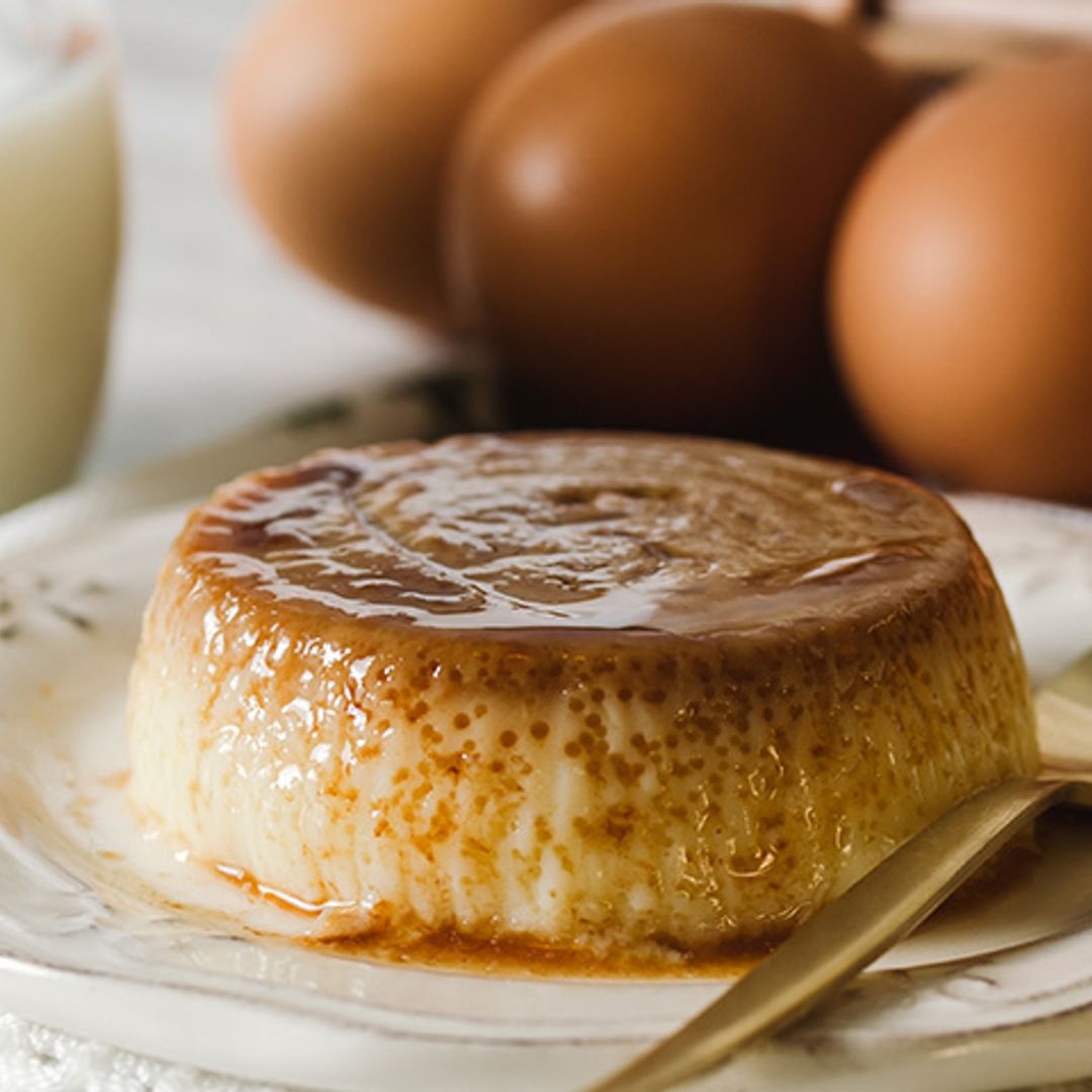 Flan de huevo con queso, una receta igual de sencilla pero más cremosa