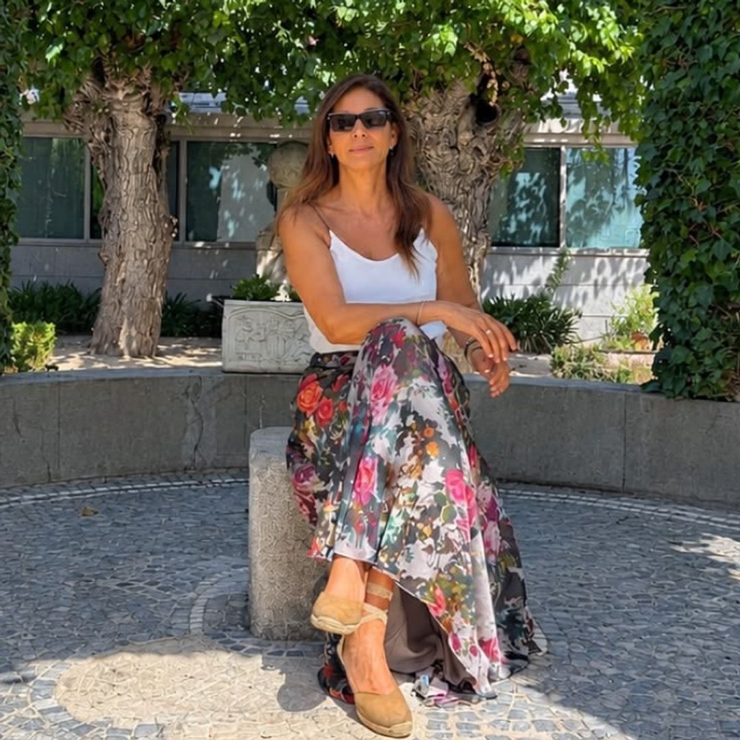 Mariló Montero se mete en el armario de Rocío Crusset: la falda de flores que madre e hija se prestan y que ella lleva con un aire joven y elegante