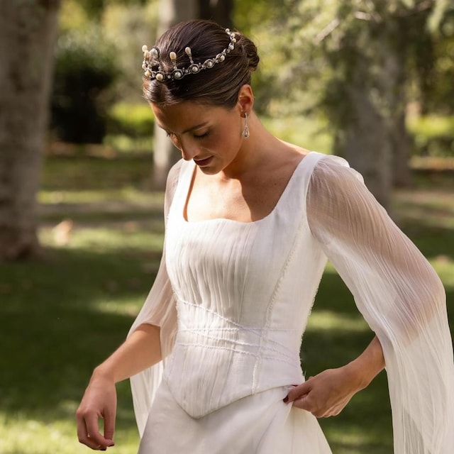 Novias millennials con tiara y corsé bustier