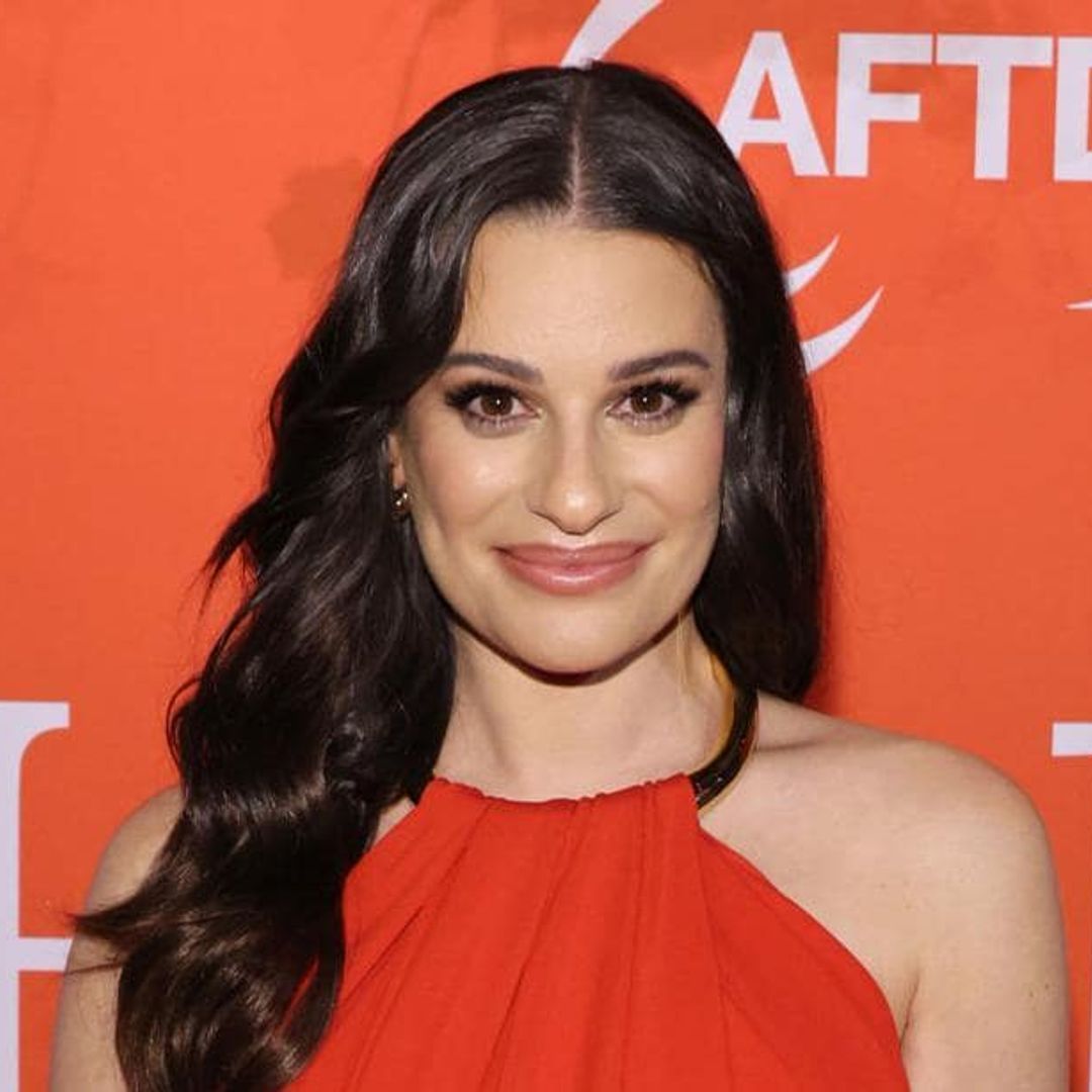 Lea Michele debuta su ‘baby bump’ en un maxivestido rojo