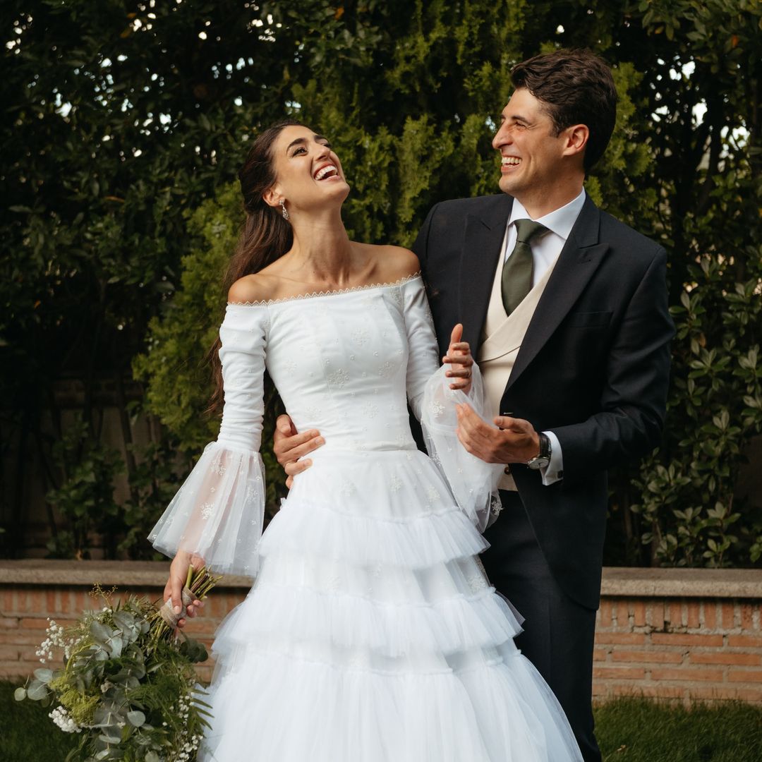 El vestido de novia de Adriana del que todo el mundo habla: escote Bardot, volantes y flores bordadas